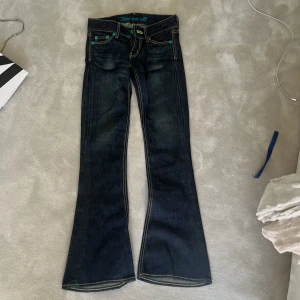 Jätte lågmidjade jeans  - Säljer dessa jätte lågmidjade jeansen som är jätte snygga! 