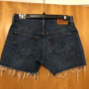 Levis jeans shorts - Aldrig använda  St xs-s  Midjemått 38,5 cm x2