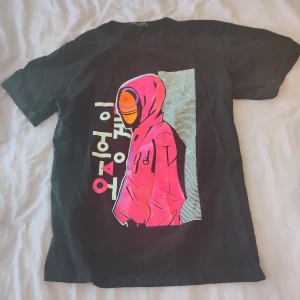 Squid game t-shirt  - T-shirt med squid game tryck på framsidan. Lite oversized för mig som har storlek S.😊