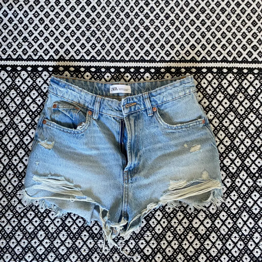  🤗Superfina jeans shorts från zara. Använda 1-2 gånger. Nyskick 💕. Shorts.