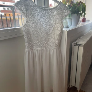 Studentklänning Bubbleroom - Endast använd en gång, mycket fint skick. Perfekt klänning till studenten! Storlek 36, skulle säga att den passar XS och S ☺️ Märke: Bubbleroom Köpare står för fraktkostnad 🥰🌷