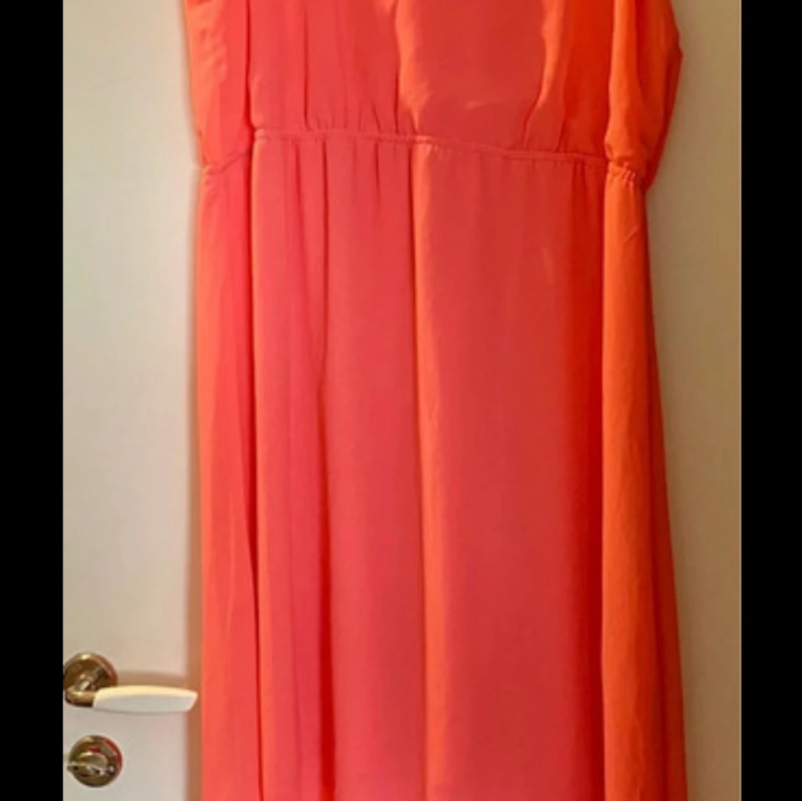 Korallrosa klänning