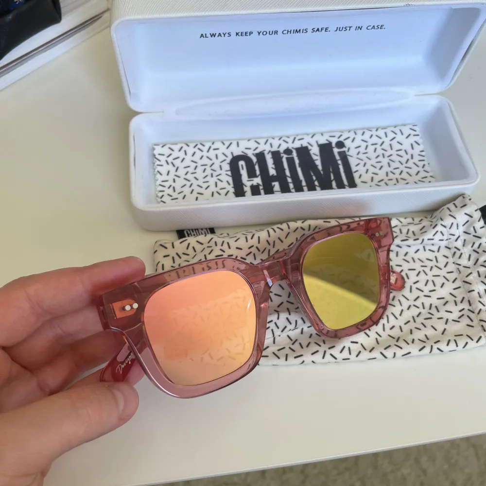 Säljer dessa rosa chimis. Färgen är guava modell #004 med reflekterande/spegelglas. Solglasögonen är i mycket bra skick men fodralet har däremot några fläckar silverschampo sen ja tog med dom på en resa men dessa syns knappt, se sista bilden för det.. Accessoarer.