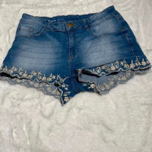 Shorts med detaljer - Jeansshorts med blommdetaljer för flicka i storlek 158. Superfina och i mycket bra skick! 