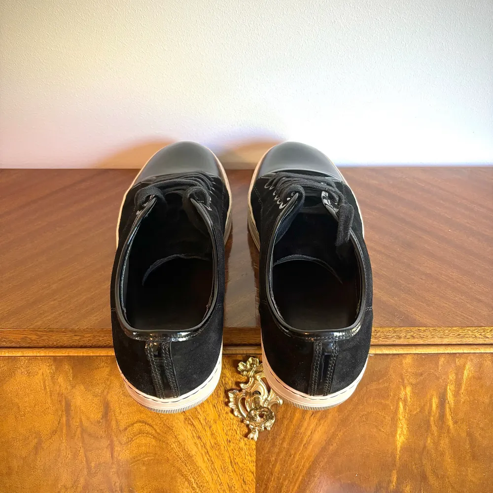Svarta lanvin skor i storlek UK 7, vilket motsvarar EU 41, men de är större i storleken och passar därmed även 42-43. De är knappt använda och är i väldigt bra skick, inga defekter förutom smuts på sulan. Säljer då jag missbedömde storleken. Inget OG. Skor.