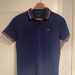 Gant Piké - En väldigt snygg Pike tröja från märket Gant. Säljer den eftersom den blivit lite liten för mig, inga defekter på den och inga tecken på användning egentligen, skick 9/10. Storlek Medium