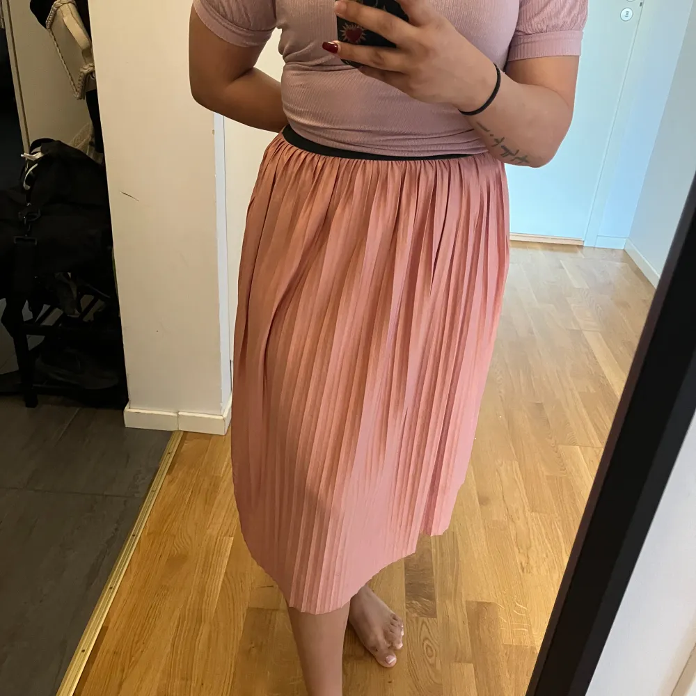 En fin rosa kjol som är normal i storleken men kan passa en m också. Kjolar.