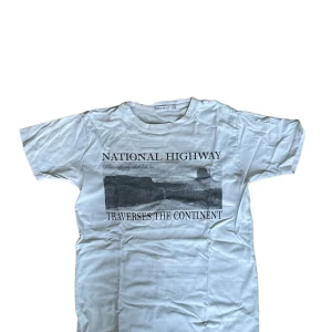 t-shirt - en riktigt fet t-shirt som säljs för 80kr. storlek: S i herr