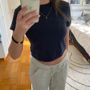Marinblå baby tee - Marinblå baby tee från h&m💙