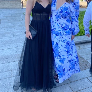 Svart bal klänning  - Säljer min svarta bal klänning som är köpt från Jjshouse💞 den är bara använd en gång. Den är i storlek EU 36. Ordinarie pris ligger på 1600kr. Pris kan diskuteras. 