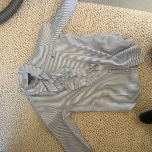 Skjorta - Fin skjorta med voulang detalj