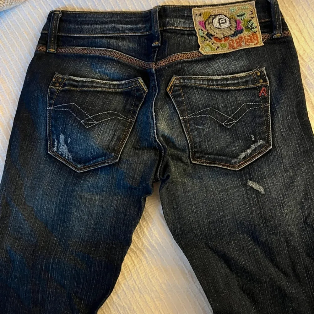 Sjukt snygga lågmidjade jeans som inte passar. Köptes på vinted för 150 kr, men då de inte passade så tönkte jag sälja de. De är i storlek 26, men jag skulle uppskatta att de är i ungeäfr xxs/xs 💞💞. Jeans & Byxor.
