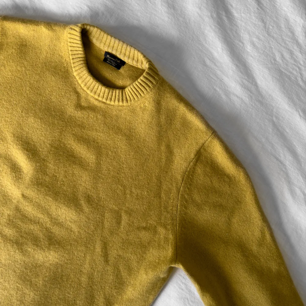 Trendigt gul och solig Massimo Dutti tröja med enkel elegant design och högkvalitativ italiensk material. Nypris 1200 kr (€102) Använd men i utmärkt skick - utan defekter. Bra under vår/höst säsongen men funkar även under sommarkvällar.. Tröjor & Koftor.