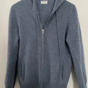 Skön soft goat zip hoodie i 100% kashmir storlek M men passar som S säljer för att den inte kommer till så mycket användning