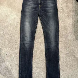 Ett par blå nudie jeans i mycket gott skick och hög kvalitet. Jeansen är slim fit och storleken W29 L32. Priset kan diskuteras vid mycket snabb affär. Skriv om du har några andra funderingar