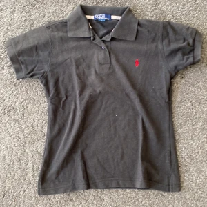 Ralph lauren piké t shirt  - Säljer en Ralph lauren pike i bra skick, där det inte finns några defekter. Storleken i beskrivningen stämmer men passar även större.
