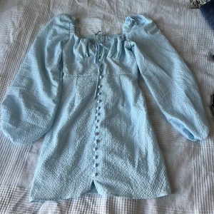 Supersöt klänning - Supersöt sommarklänning, använd 1 gång 