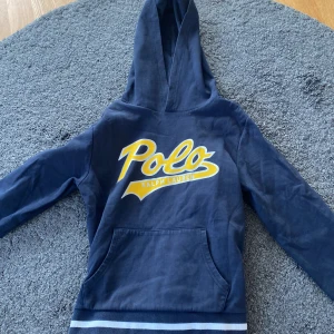 Ralph lauren hoodie - Säljer en Ralph lauren hoodie i grymt skick, som aldrig använts. Köpte den för ca 1300kr men säljer för att 100, Pris kan diskuteras.