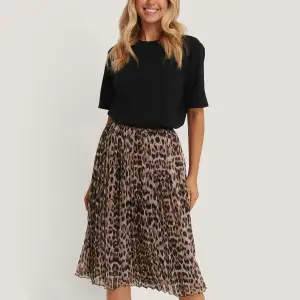 Leopardmönstrad kjol från NA-KD. Bild från hemsidan, använd 1 gång och är i mycket bra skick. Säljs då den är för liten på mig, storlek 34/36/S. Köparen står för frakt