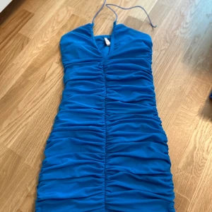 Klänning - Otroligt snygg och stretchig klänning, använd 1 gång, jag har klippt snöret så jag kunde knyta istället o det funkade jätte bra, åkte inte av en endaste gång, tveka inte att höra av dig vid några funderingar <3