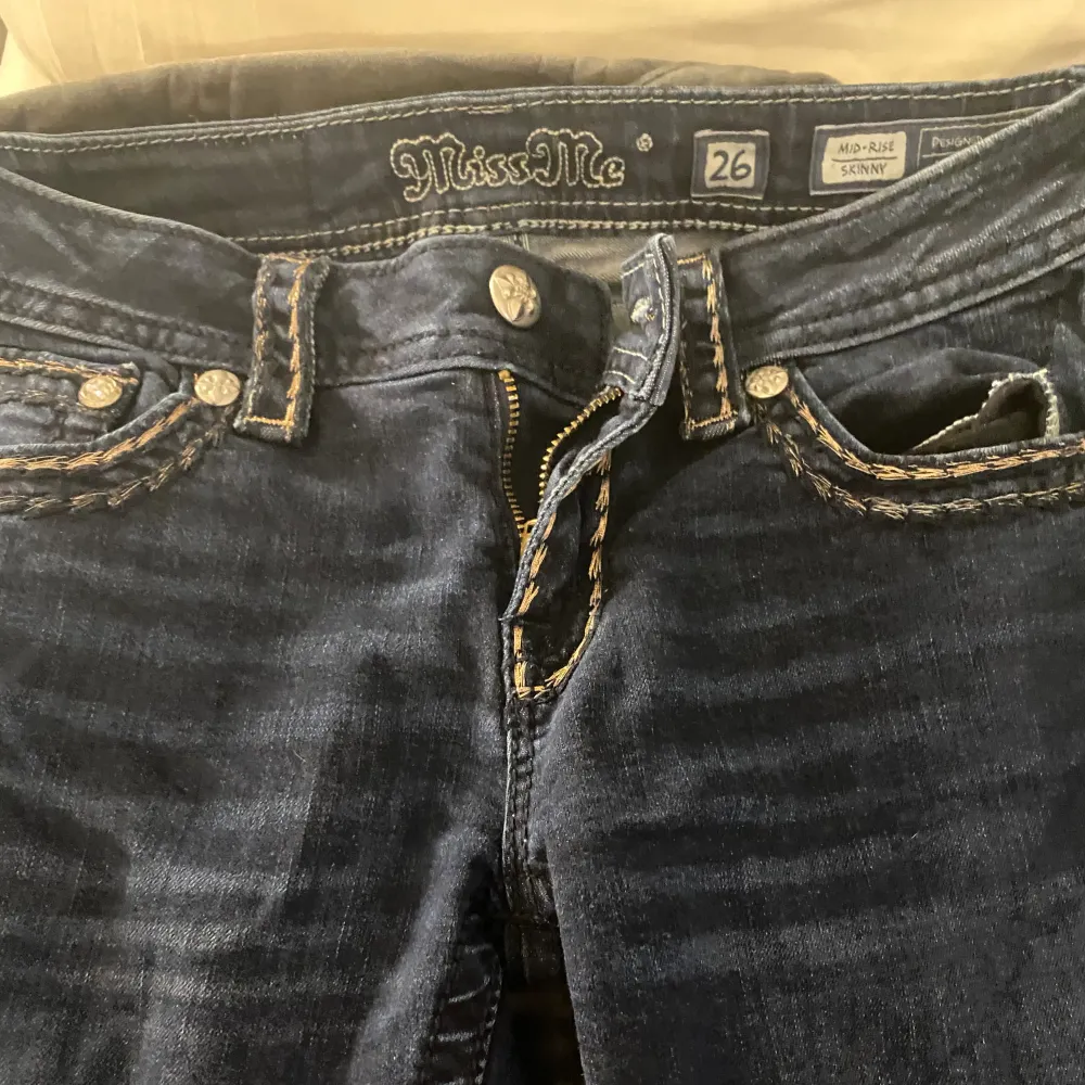 Miss me jeans i storlek 26 jag har sytt ut de själv vi bena så de är bootcut men de är straight i modellen från början, nästan aldrig använda och köpte på Sellpy för 800kr. Skriv ifall ni har funderingar!💗. Jeans & Byxor.