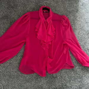 En Blus från zara Storlek M/S passar på både har S som storlek passa bra  - Storlek M/S den är genomskinlig 