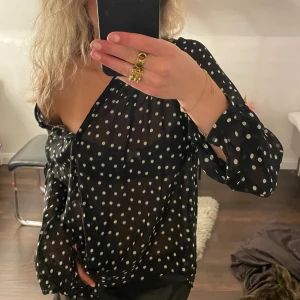 Prickig blus  - Prickig söt blus💕💕