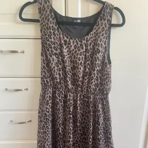 Leopardmönstrad klänning, med resår i midjan, knä lång. 