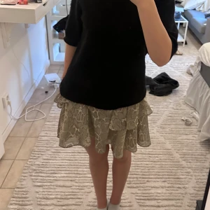 Volang Kjol  - Fin volang kjol från Gina tricot. Köpt för några år sedan så den säljs inte länge. Den är sparsamt använd. Jätte fin till sommaren! 