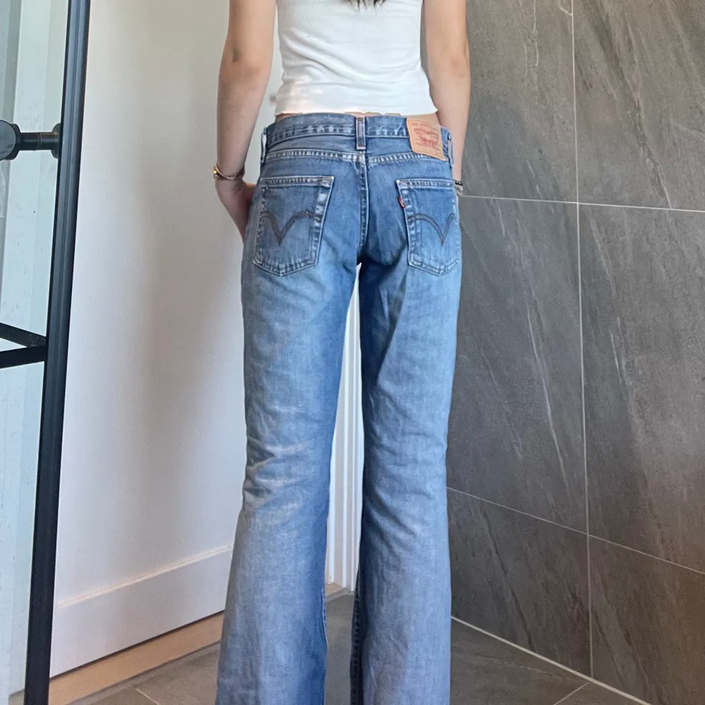 Säljer min lågmidjade flare levi jeans för att de är lite för kort för mig (170cm) , dem har ett hål längst ner men är inte så synlig, Pris kan diskuteras . Jeans & Byxor.