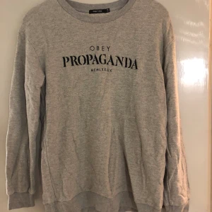 Obey sweatshirt  - Oversized xs passar som M