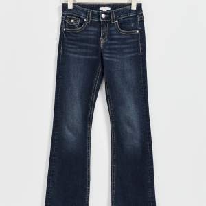 Populära Young Gina jeans!! Använda få tal gånger och inga defekter förekommer.  