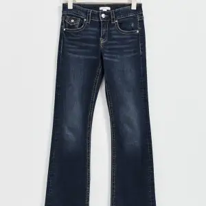 Populära Young Gina jeans!! Använda få tal gånger och inga defekter förekommer.  