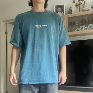 T-shirt - T-shirt från boohoo man men ett tryck på ryggen. En liten fläck. M men overaized 