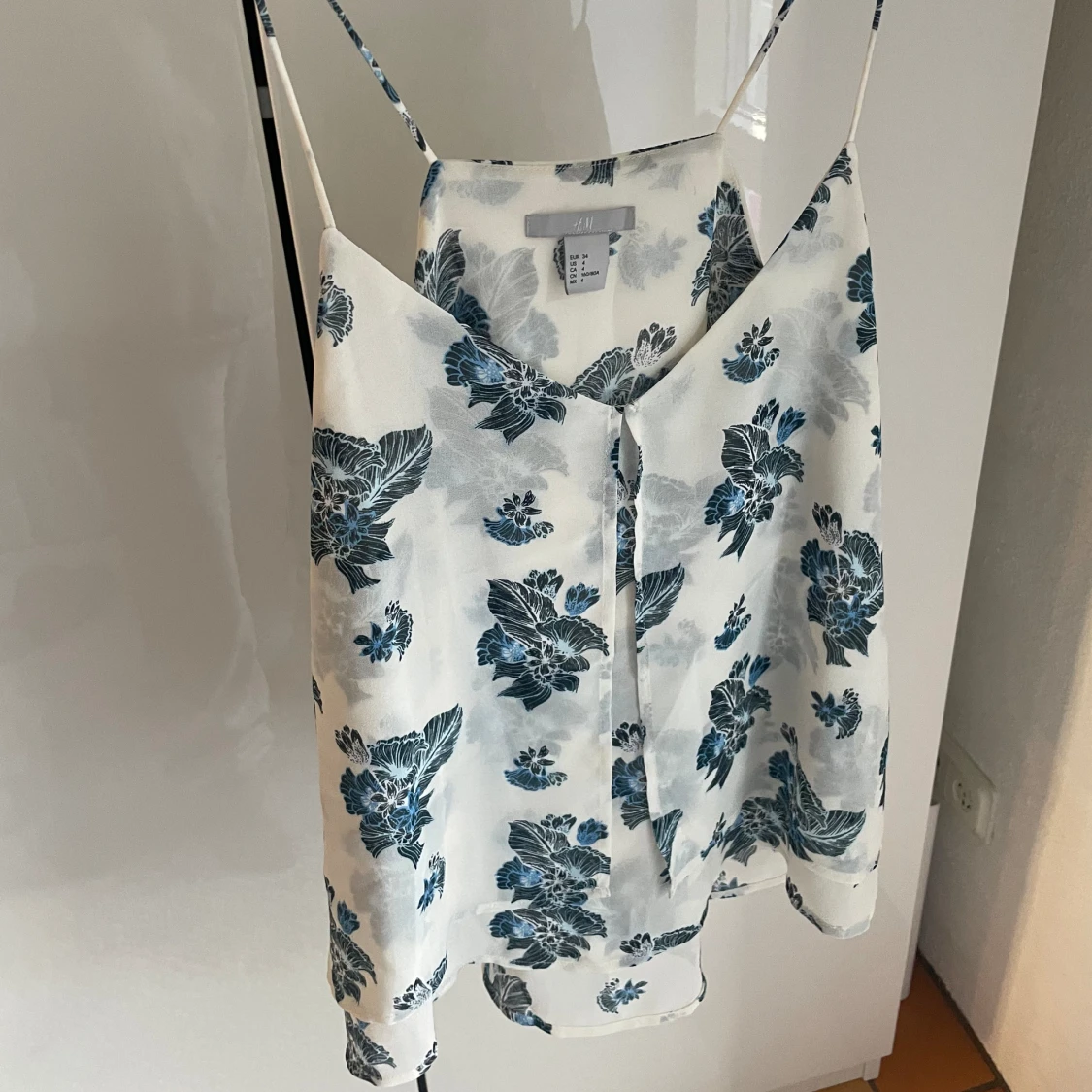 Vitt linne med blommor