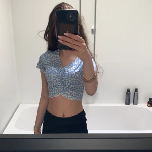 Blå blommig t-shirt v-ringad  - 150-160cm xxs/xs 12/14y