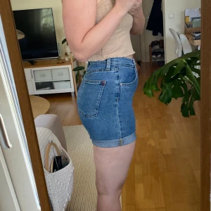 Urban outfitters jeansshorts - Stretchiga högmidjade jeansshorts från BDG urban outfitters i storlek 29. Fint skick men jag har ett annat par jag gillar bättre.
