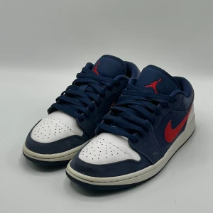 Jordan 1 low ’USA’ - Använt men i bra skick!