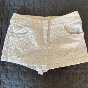 Shorts med ljusblåa blommor  - Jättefina shorts med små ljusblåa blommor från divided. Dom är som nya❤️ I fint skick❤️ Stl 32 men kan användas vid stl 34 