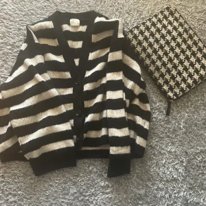 Randig kofta från H&M 🖤 - Mycket fint skick 🖤 Storlek M men passar S-xs , beroende på önskad passform  Ny pris cirka 499kr