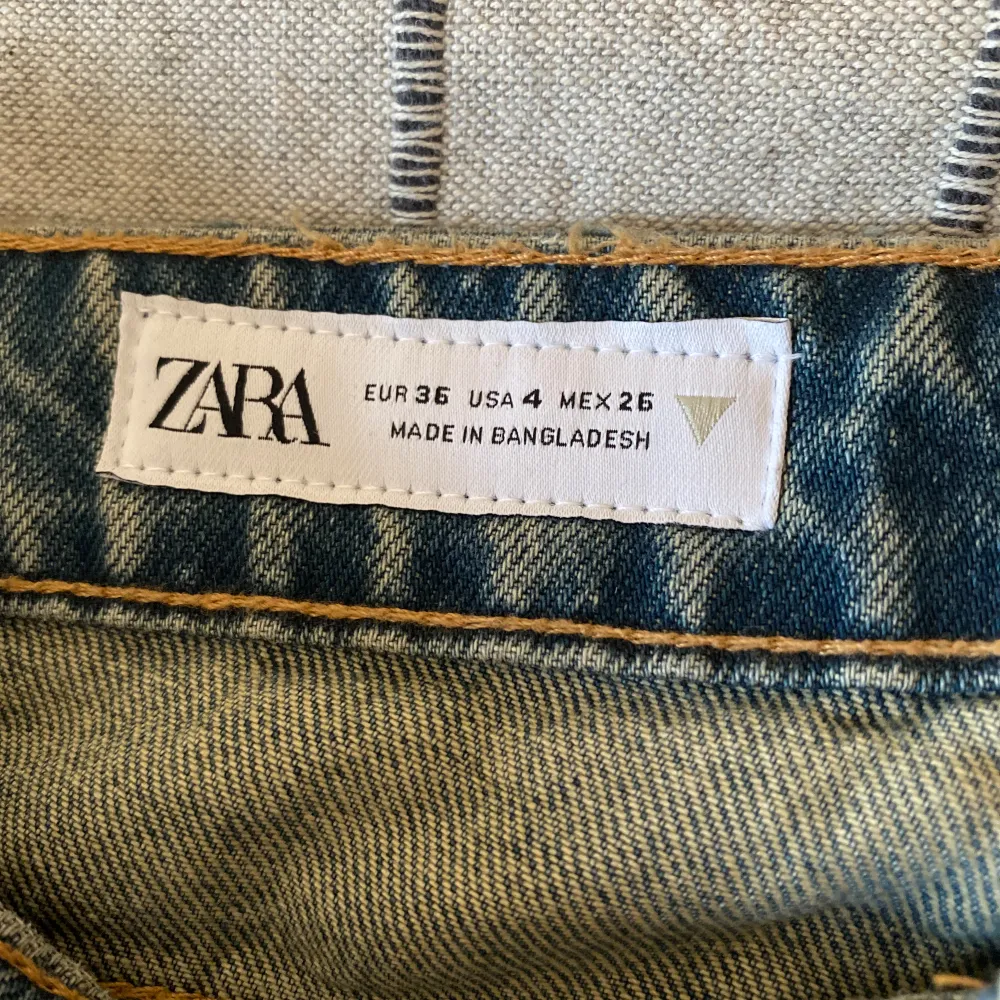 Helt nya lågmidjade jeans från Zara med prislappen kvar, köpta för 400kr. Pris kan diskuteras 💕  . Jeans & Byxor.