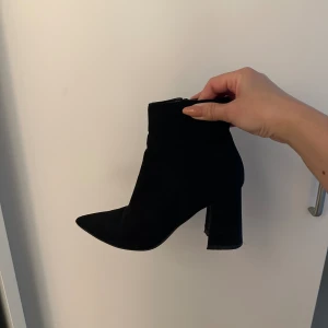 Svarta klackskor från NA-KD  - Vanliga i storleken. Bra skick 