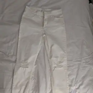 Vita jeans från H&M, Helt oanvända och i väldigt bra skick. Det finns 2 mindre fläckar ovanför vänstra bakfickan. Snygga jeans !