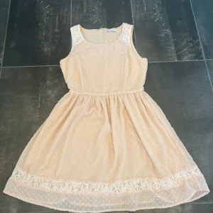 Rosa klänning - Jätte fin rosa klänning från cropp i strl S. Den är sann i strl och knappast använd. Säljer den pga av att den är för liten. Annars jätte fin och en skönt material. Perfekt för skolavslutning eller till sommaren. Kontakta  om fler frågor