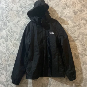 The North Face Windbreaker - Storlek M, Ny och oanvänd, Varm och bekväm, Passar för alla årstider. Pris kan diskuteras/ Kan gå ner i pris om det behövs 