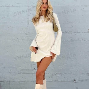 Supersnygg sommarklänning  - Säljer denna jättefina klänning i storlek xs då den satt lite för tajt på mig. Den är aldrig använd utan bara testat. Denhär klänningen är perfekt inför sommaren och i jätte bra kvalitet!💓💓