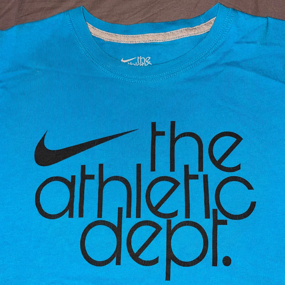 Nike blå t-shirt (herr) i storlek S. En aning större i storleken.. T-shirts.