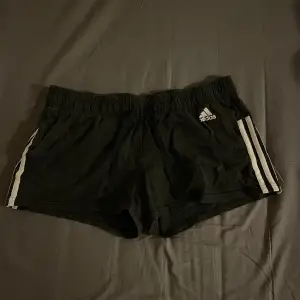 Adidas short shorts (dam) i storlek M.