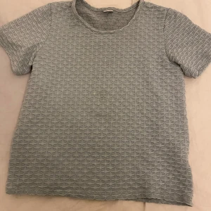 Tröjor  - Man kan köpa alla för 85kr. Har ingen användning av de så ja.