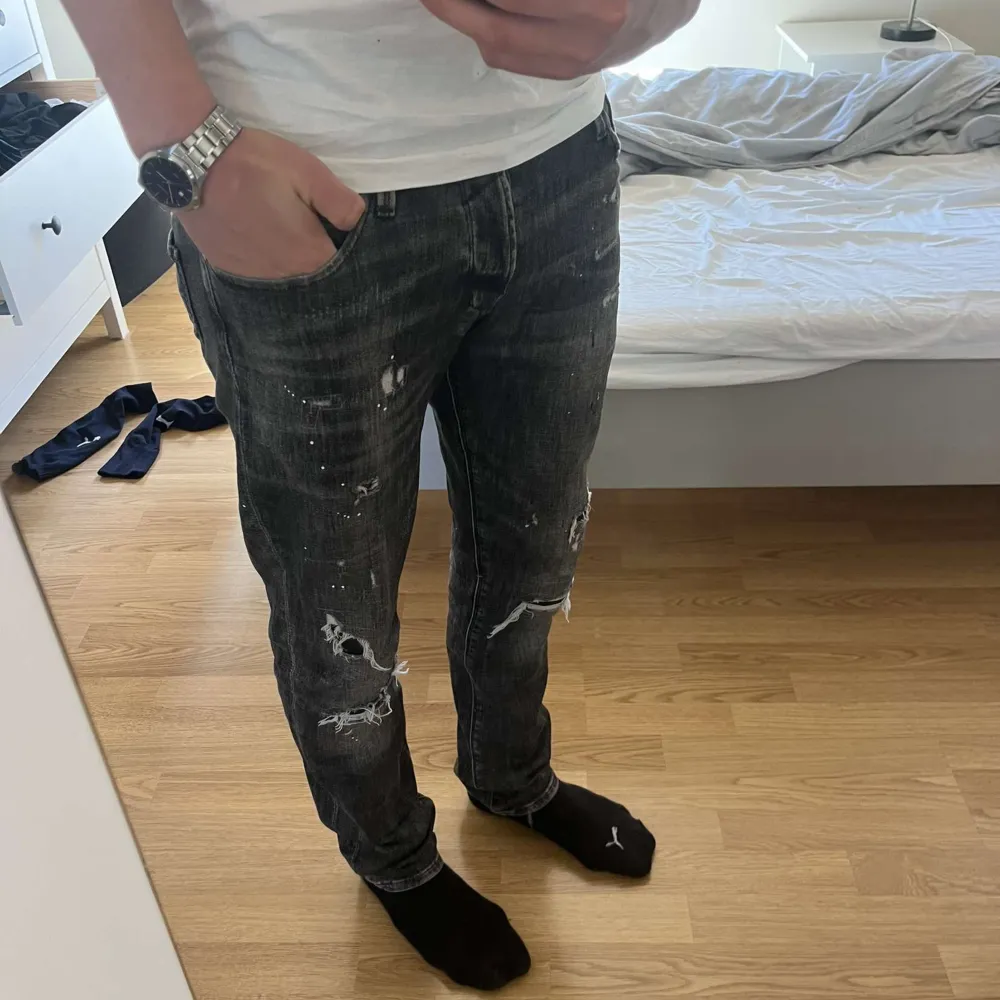 Skitfeta jack & Jones jeans som knappt är använda! Köpta för 899kr😁 passar perfekt nu när slitningar börjar bli trendigt och speciellt denna färg! . Jeans & Byxor.